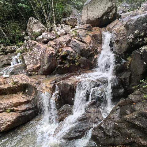 去见山去玩水遇到雨～东方土眉瀑布