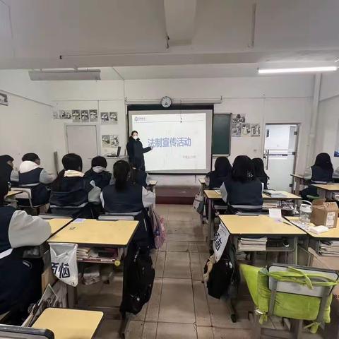 秦皇岛升华中等职业学校平面设计九班国家宪法日宣传活动