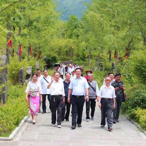 凤冈县组织老干部赴务川县参观考察