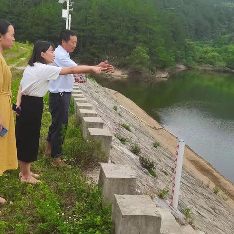 志愿者助力清理河道工作