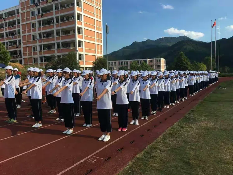 福建顺昌金桥学校2017级高一军训开营