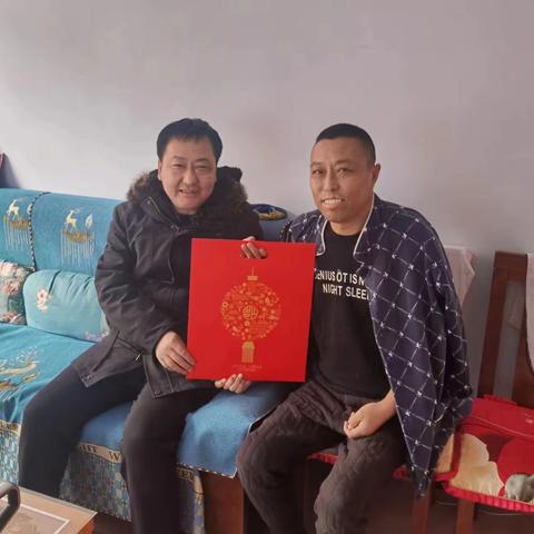 科左后旗支行党委班子春节前夕慰问困难员工