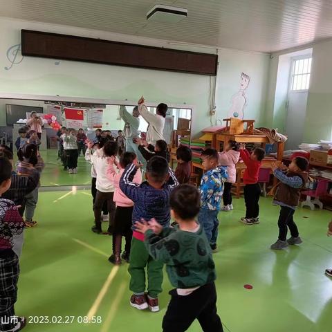 郭家屯镇中心幼儿园小一班开展舞蹈活动《你笑起来真好看》