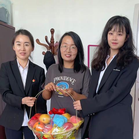 慰问送关怀 温暖浸心间——学校工会看望慰问职工产妇