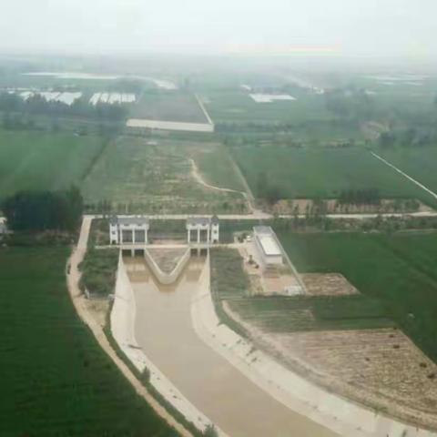 市水利局副调研员吕香文、生态水网管理处处长邢慧学等一行人，到引黄一线调研引黄调水工作。