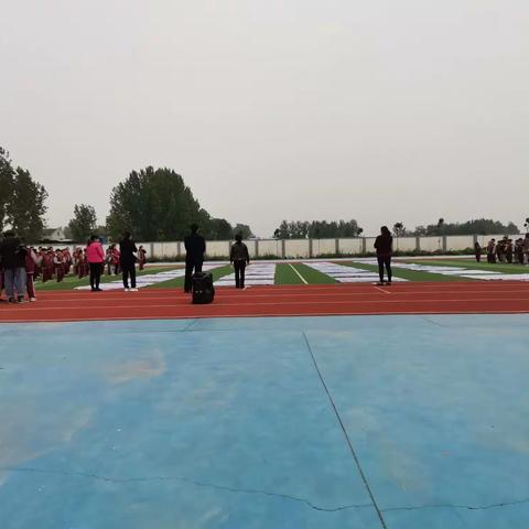 2021.4.24中兴学校举行第一届叠被子比赛目的为提高学生自理能力，做到快，准，好。