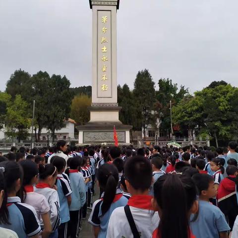 2023-04-07  巴马镇向阳小学全校师生，祭扫烈士陵园，铭记英雄，读懂生命的重量