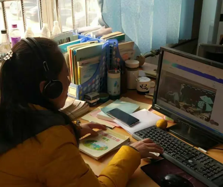 绣江小学数学老师观看济南市优秀教育教学品牌小学数学重点成果推介会