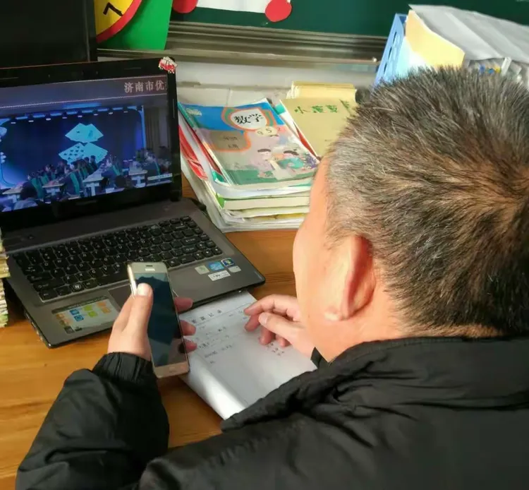 绣江小学数学老师观看济南市优秀教育教学品牌小学数学重点成果推介会