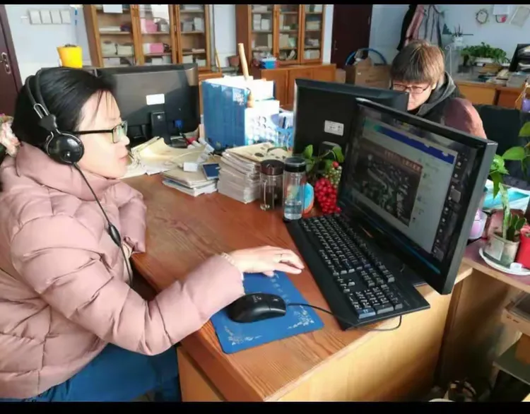 绣江小学数学老师观看济南市优秀教育教学品牌小学数学重点成果推介会