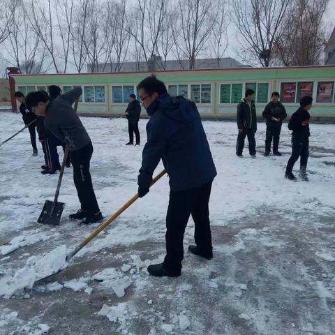 雪地里最可爱的人——南村中学清理积雪劳动中