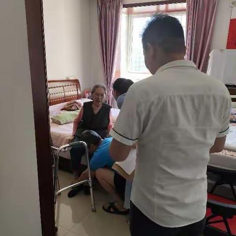 小寨路街道办小寨东路社区七一慰问建国前老党员