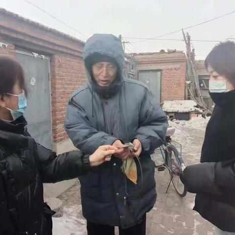 跃进街道北疆社区红十字会开展“博爱送万家”走访慰问活动