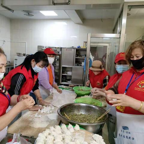 饺子热腾腾 温暖老人心 志愿者情系老人 上门包饺子慰问