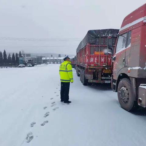 平定县公安局交通警察大队“以雪为令”全警动员积极迎战降雪恶劣天气