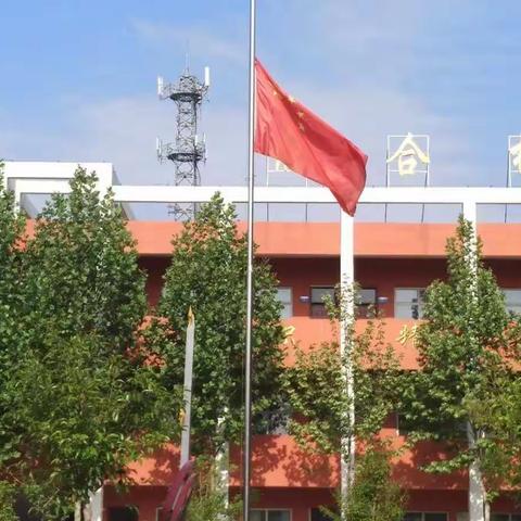 “学好普通话，沟通你我他。”洛疃学校举行主题升国旗仪式