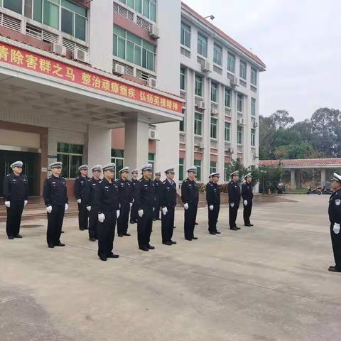 高二大队掀起学习《公安机关人民警察内务条令》和开展队列、指挥手势训练热潮
