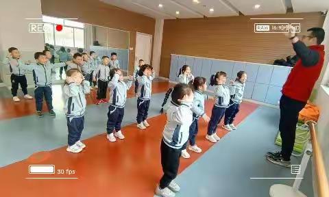 国昌幼儿园剑桥二班——快乐体智能《平衡比赛》