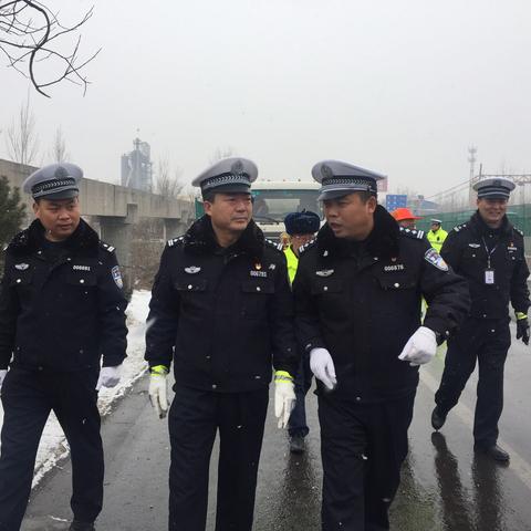 冰雪世界里的忠诚卫士👮澄城交警“以雪为令”变的是天气，不变的是责任