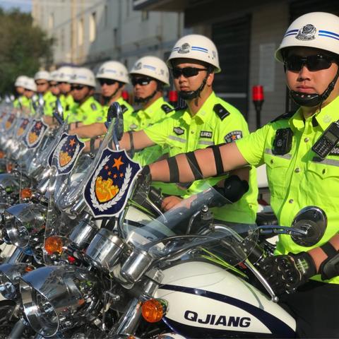 澄城交警铁骑队周末冒雨野外拉练尽显威武