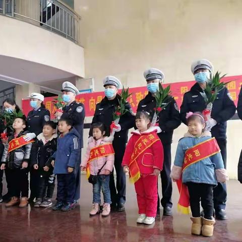 阳光幼儿园第一个《中国人民警察节》活动之第三站——走进交通警察