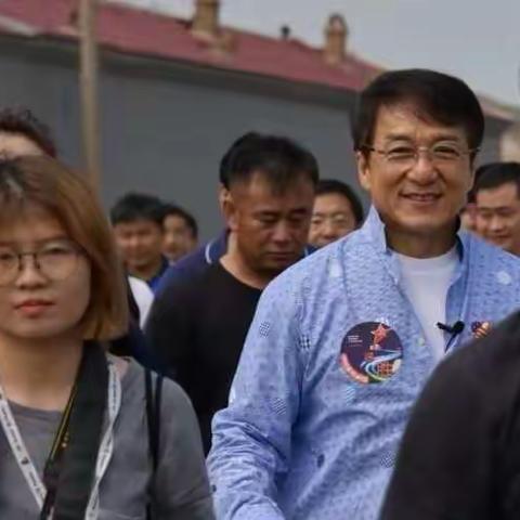 成龙空降新荣得胜参加长城论谈 长城古堡露营大会开幕启动