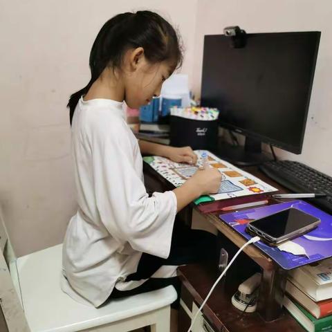 我爱我的班主任——班主任节五年级手抄报评选活动掠影