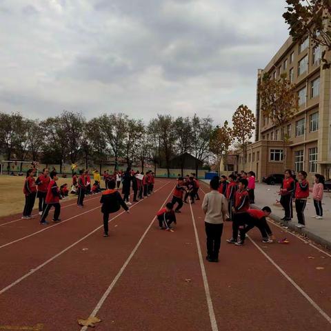 北洛小学四年级级部学生踢毽子比赛实录