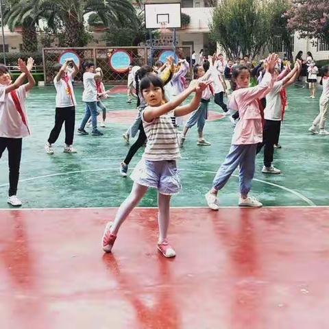 我们是来自桃源小学三(2)中队的少先队员，我们热爱红领巾。