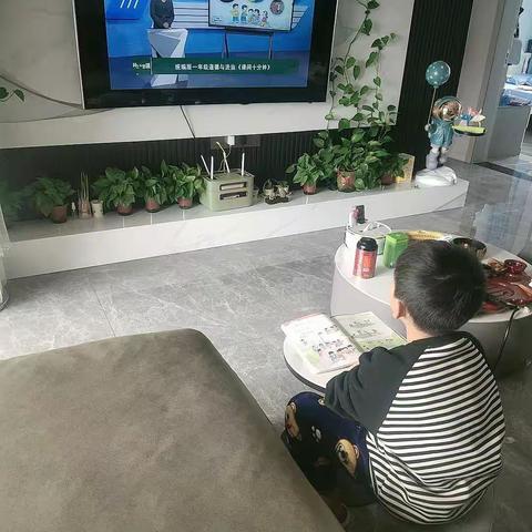 抗击疫情，“疫”起行动        ---网课小明星