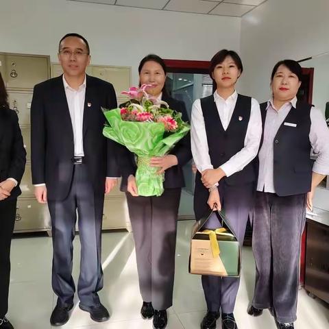 新城支行祝贺柴小敏同志荣休