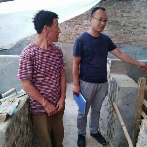 2017年8月16日青化砭兽医站沈振振在寺沟村宣传保险政策，为农户购买2017年保险