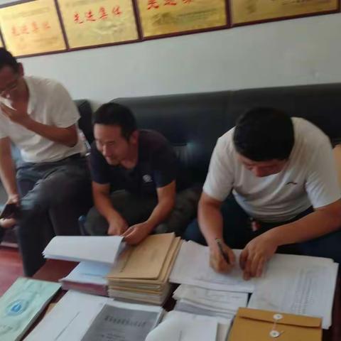 2017年8月10日区畜牧局屈亮杰、万花副乡长秦峰、动检疫控中心陈晓军、彭锐、在万花山乡畜牧兽医站进行半年考评。