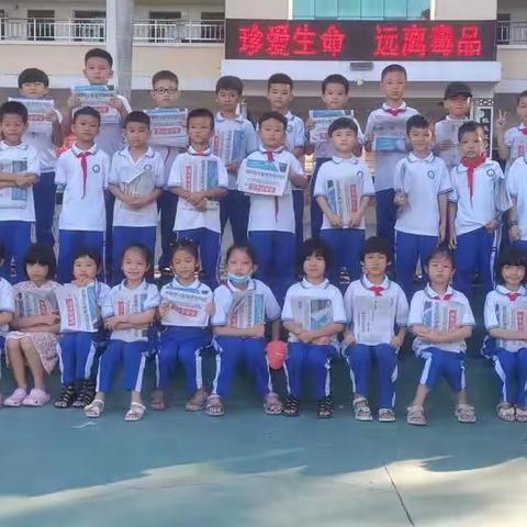 澄迈县实验小学社会实践活动——我们都是小小卖报员