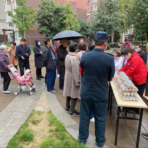 凤凰城中心为小区老人免费发放土鸡蛋一盒并邀请凤凰城诊所、朵拉造型为老人剪发、测血糖、量血压并做健康指导。