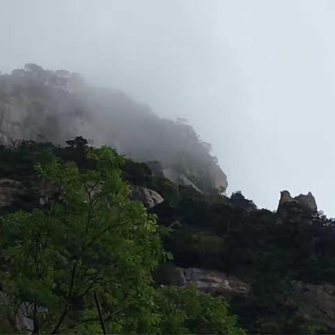 在烟雨中翻越天都峰