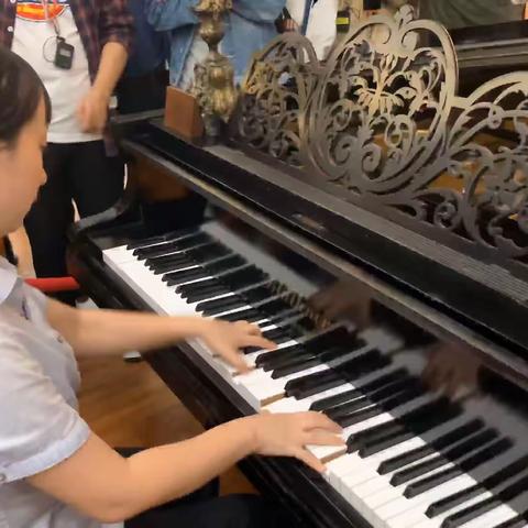 鼓浪屿钢琴博物馆讲解员的演奏 《鼓浪屿之波》