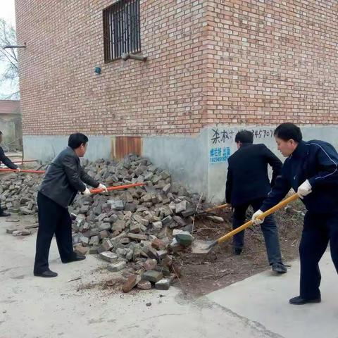 2017年4月13日机关事务管理中心干部职工40余人，在驼坊村和桃园村开展环境卫生整治工作再推进