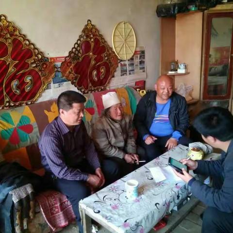 4月14日机关事务管理中心主任张小平带队深入张家沟村、龙门口村的贫困家庭进行帮扶