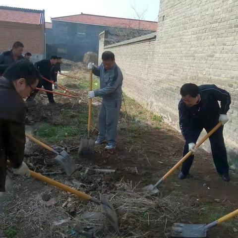 2017年4月12日机关事务管理中心干部职工40余人，在驼坊村和桃园村继续推进环境卫生整治工作……