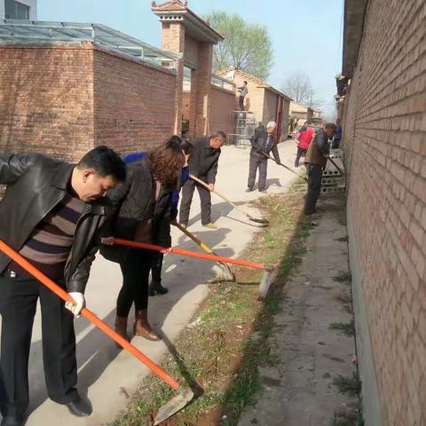 2017年4月14日机关事务管理中心干部职工40余人，在驼坊村和桃园村继续推进环境卫生整治工作…