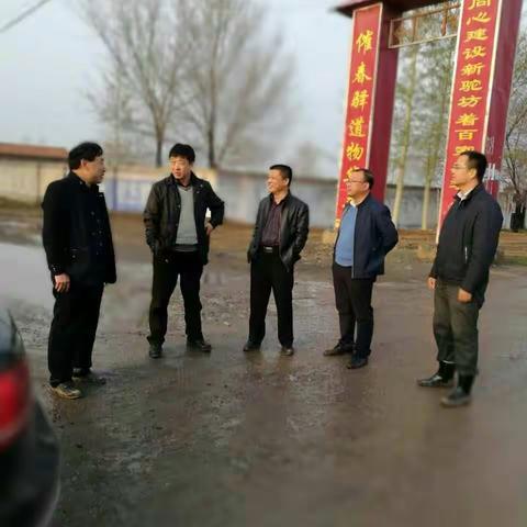 2017年4月11日机关事务管理中心干部职工40余人，在驼坊村和桃园村开展环境卫生综合治理工作……