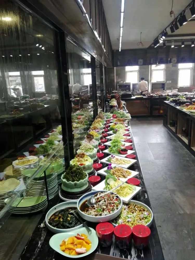 诚得大酒店,坐落于美丽的胶州兰州东路与海尔大道交汇处,中集集装箱