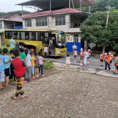 长沙枫美少年与青龙小学学生开展“那么远，这么近”的帮扶助学活动