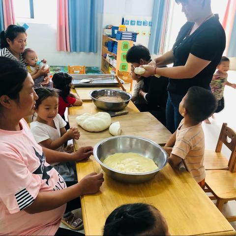 费县梁邱镇镇东幼儿园中秋活动——包月饼🥮