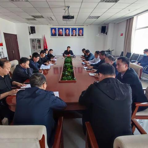 县领导袁顺利召开招商引资工作调度会