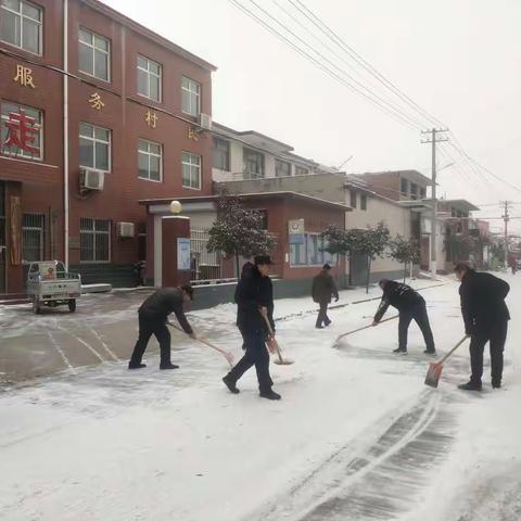 扫雪在行动，志愿服务暖人心