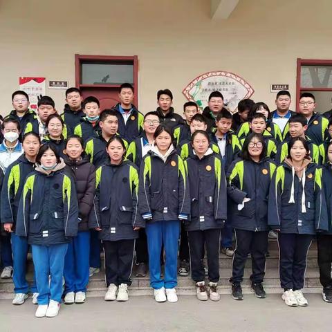 冬日护校活动，温情暖校园，护校重任我来啦。濮阳市油田第五中学8年级3班“护校”活动
