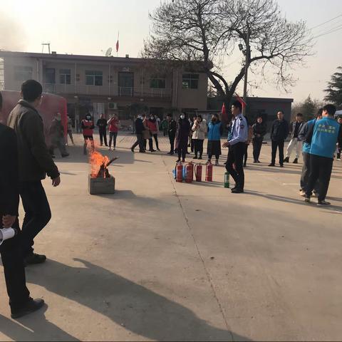 丰灵路社区带领社区两委人员参加灵沼消防演练