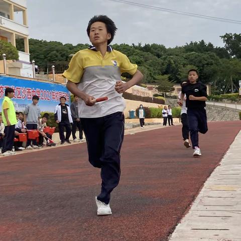 在疫情期间，我们线上教学活动时就学生作业评价与安全教育同学生家长进行沟通交流，家长在微信群中，将孩子